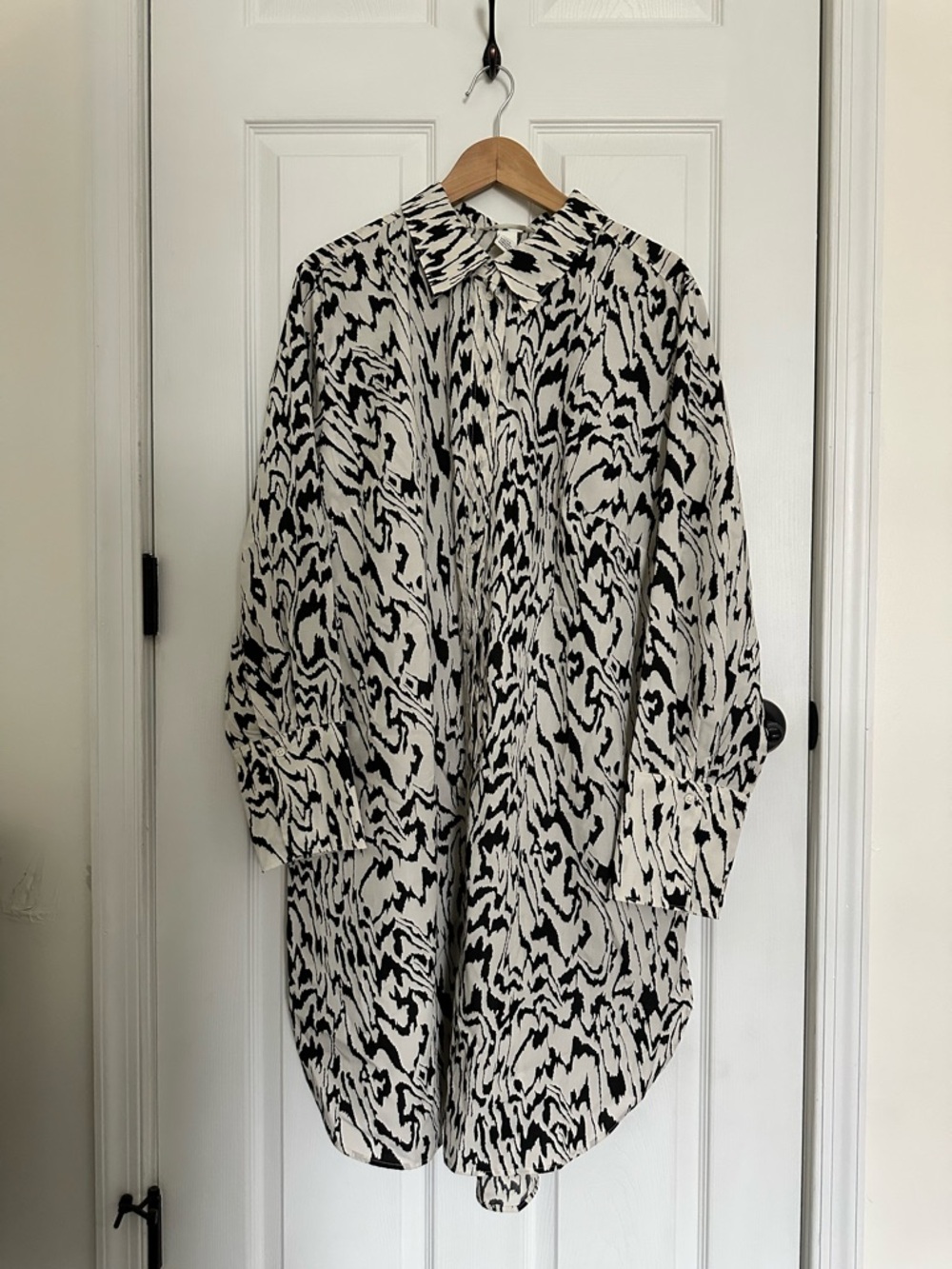 H&M Black and White Abstract Print Button-Down Shirt